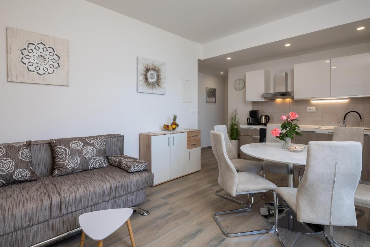 Apartments 20 Meters From The Beach Jesenice  Exterior foto