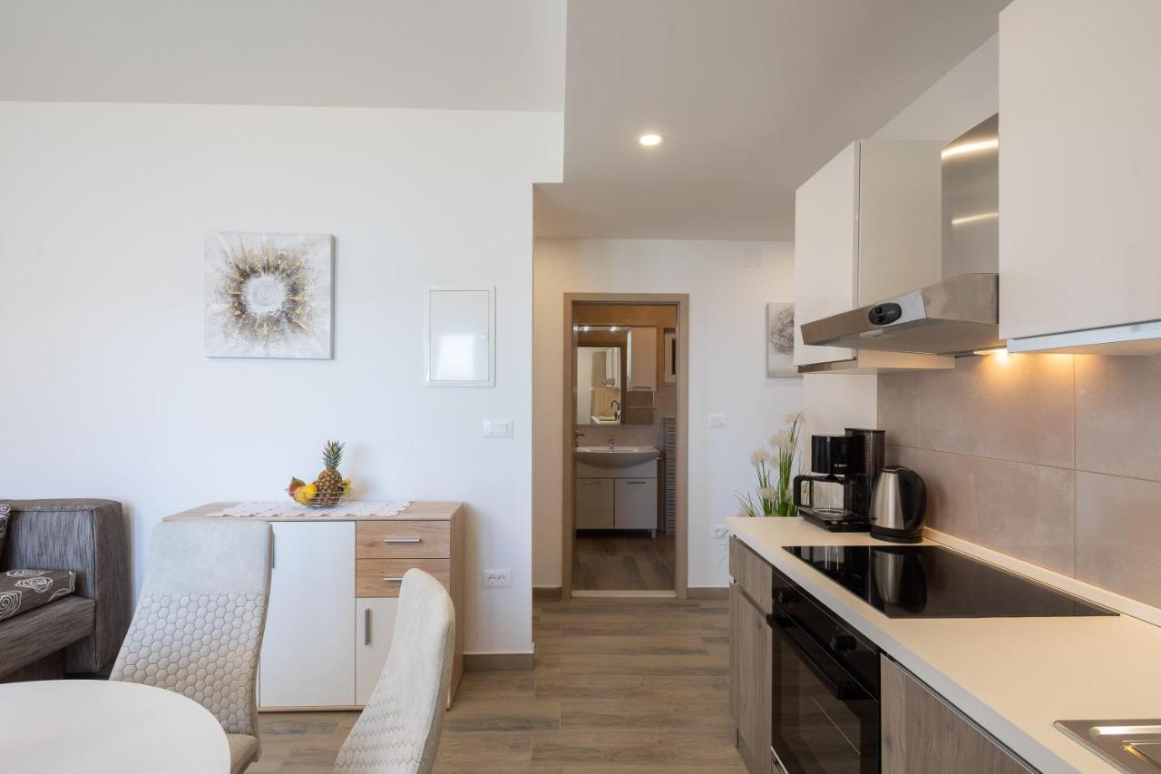 Apartments 20 Meters From The Beach Jesenice  Exterior foto